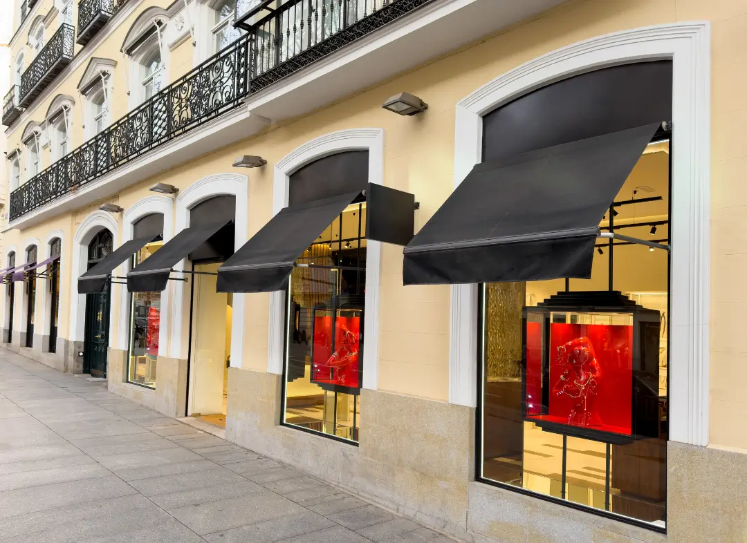 Façade vitrine de magasin en aluminium sur mesure à Sainte-Maxime